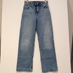 Hollister Ultra High-Rise Dad Jean 00S / 24S - Stain on back pocket